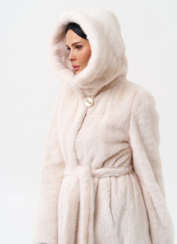 Светлая шуба с поясом из норки