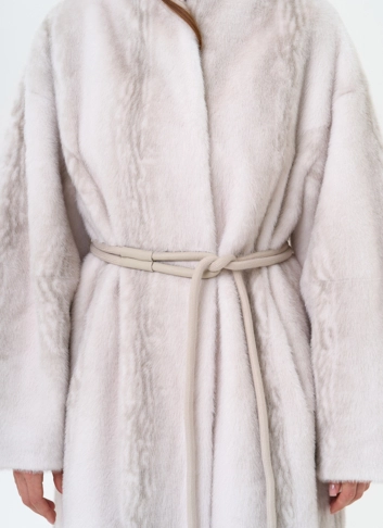 Светлое пальто из эко меха с поясом