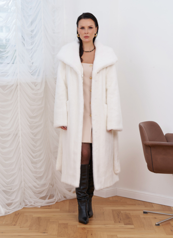 Норковая шуба белого цвета с капюшоном