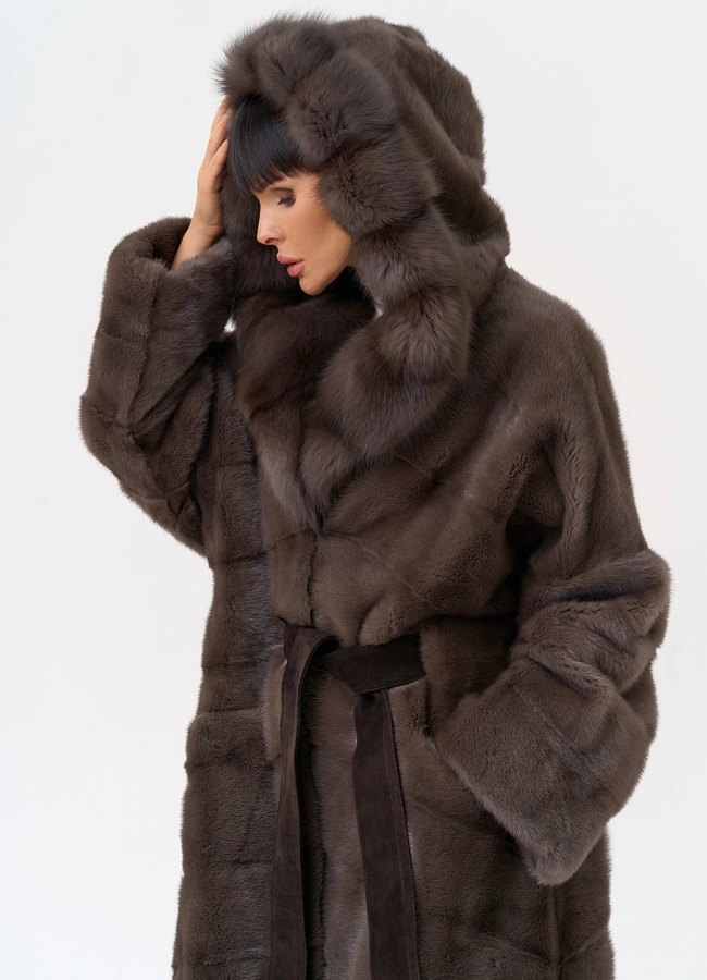 Длинная шуба из меха норки с капюшоном из меха куницы модель № 28667 универмаг малина