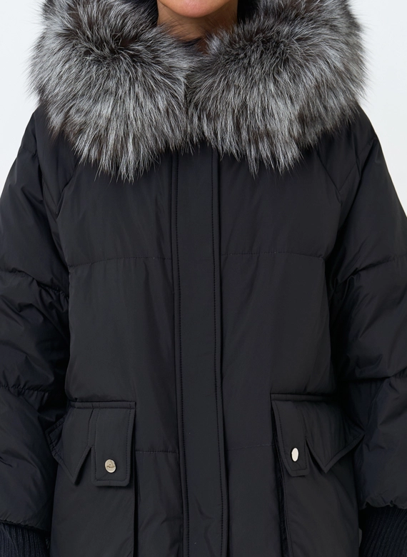 Женский пуховик с мехом чернобурки на капюшоне фото