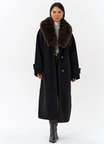 Женское утепленное пальто с отделкой из меха песца
