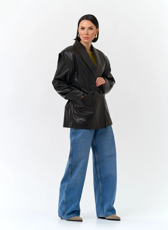 Женская куртка из натуральной кожи с акцентными плечами фото
