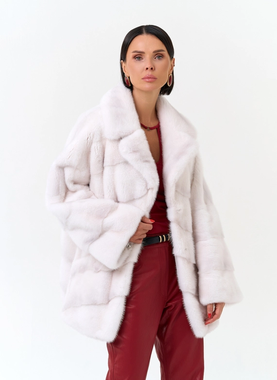 Шуба из меха норки белого цвета фото