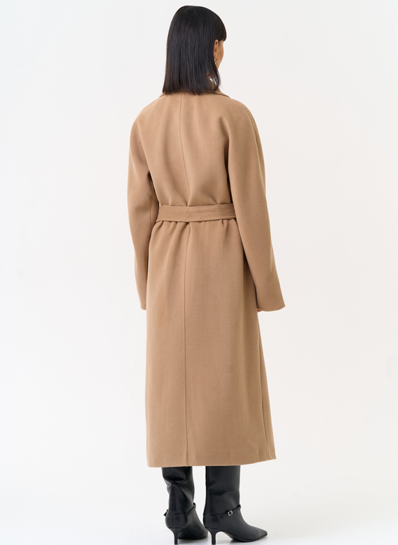 Женское двубортное пальто с поясом