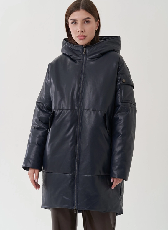 Женский пуховик синего цвета из эко кожи