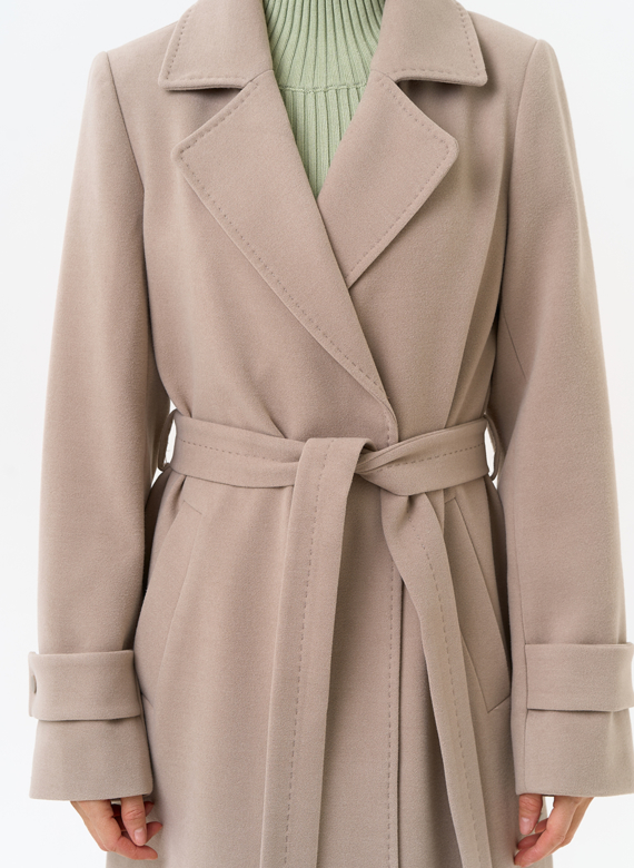Женское пальто бежевого цвета с поясом