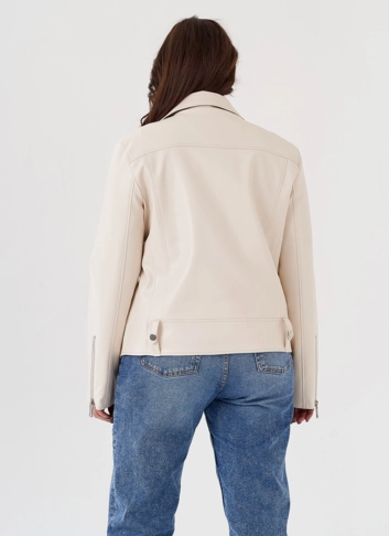 Светлая куртка косуха из эко кожи