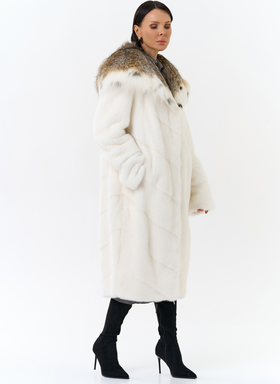 Белая шуба из норки с рысью