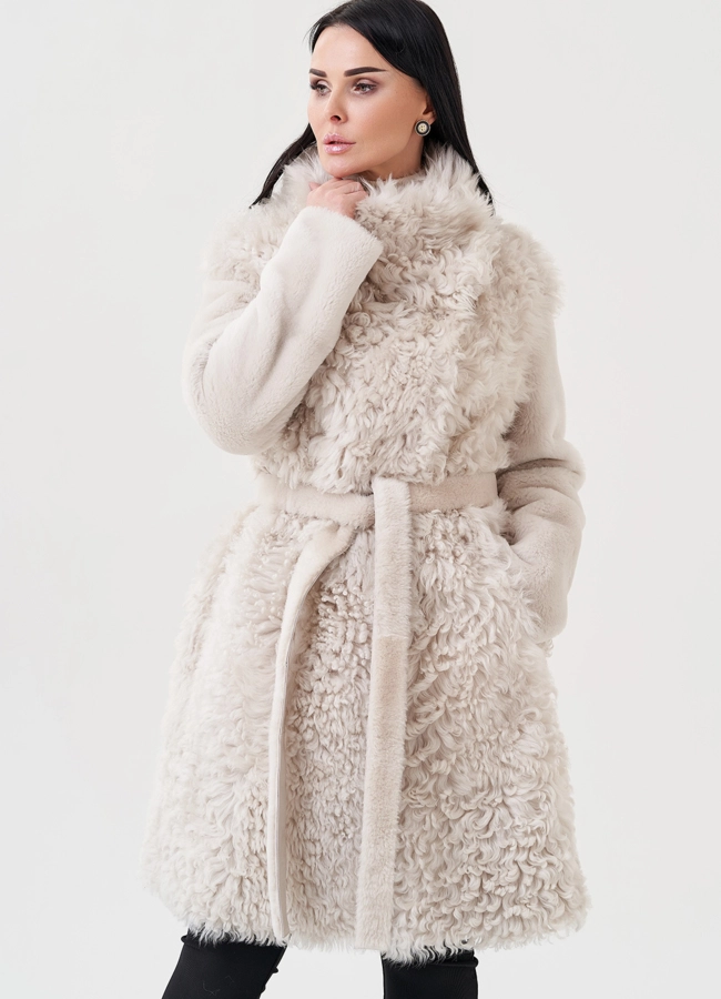 Женская дубленка бежевого цвета  модель № 23911 универмаг малина