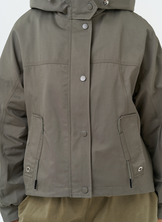 Короткая женская ветровка с капюшоном