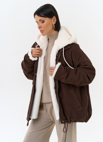 Женская утепленная куртка с отделкой из эко меха