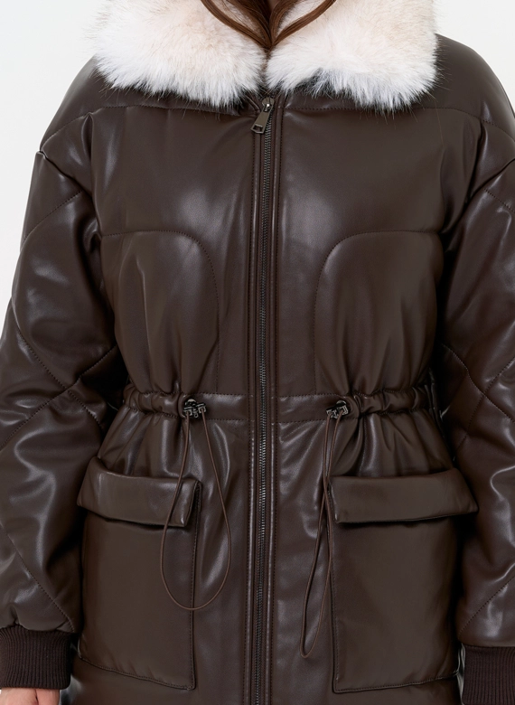 Женский пуховик из эко кожи с воротником из эко меха
