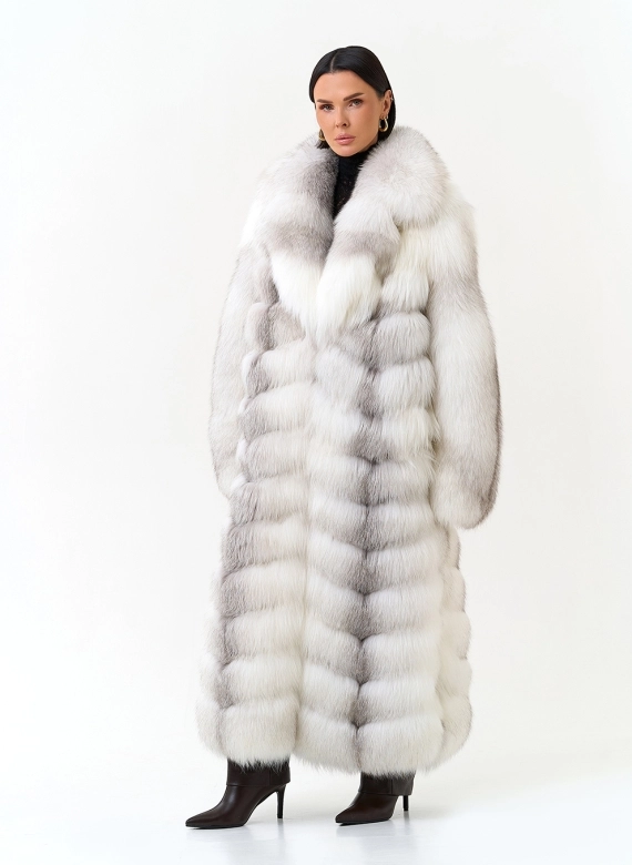 Длинная шуба из лисы с английским воротником белого цвета фото